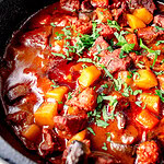 Herzhaftes Rindergulasch mit Kartoffeln und Karotten in einer Tomatensauce.