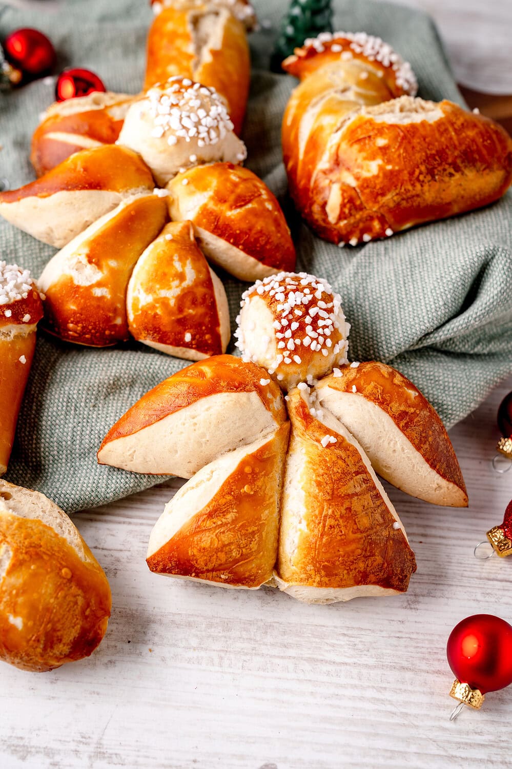 Weihnachtsfrühstück Adventsfrühstück Laugengebäck Laugenengel Nikolausstiefel Schneideanleitung