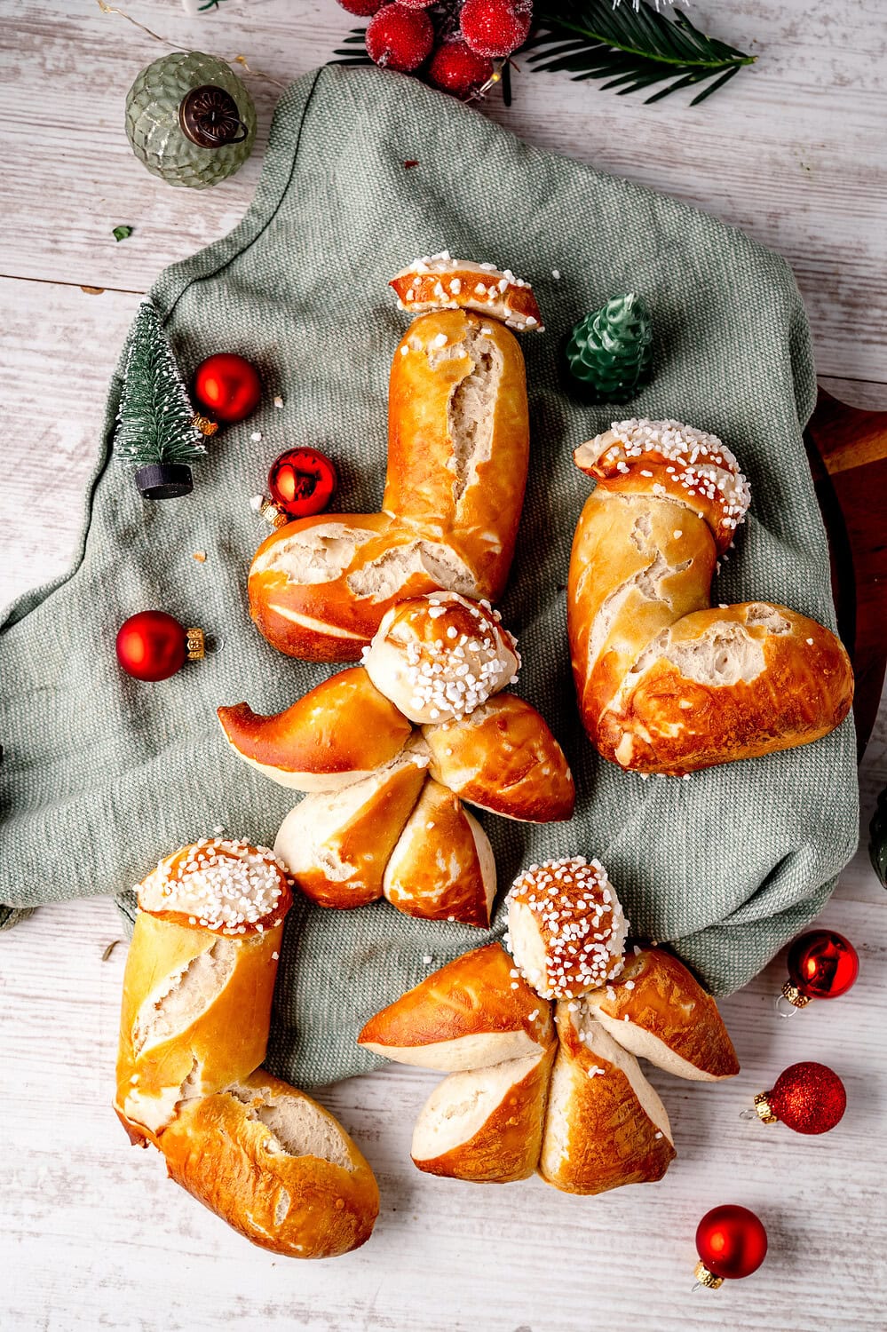 Saftiges Laugengebäck für das Frühstück an Weihnachten oder zum Advent. In Form geschnitten als Nikolausstiefel oder Engel.