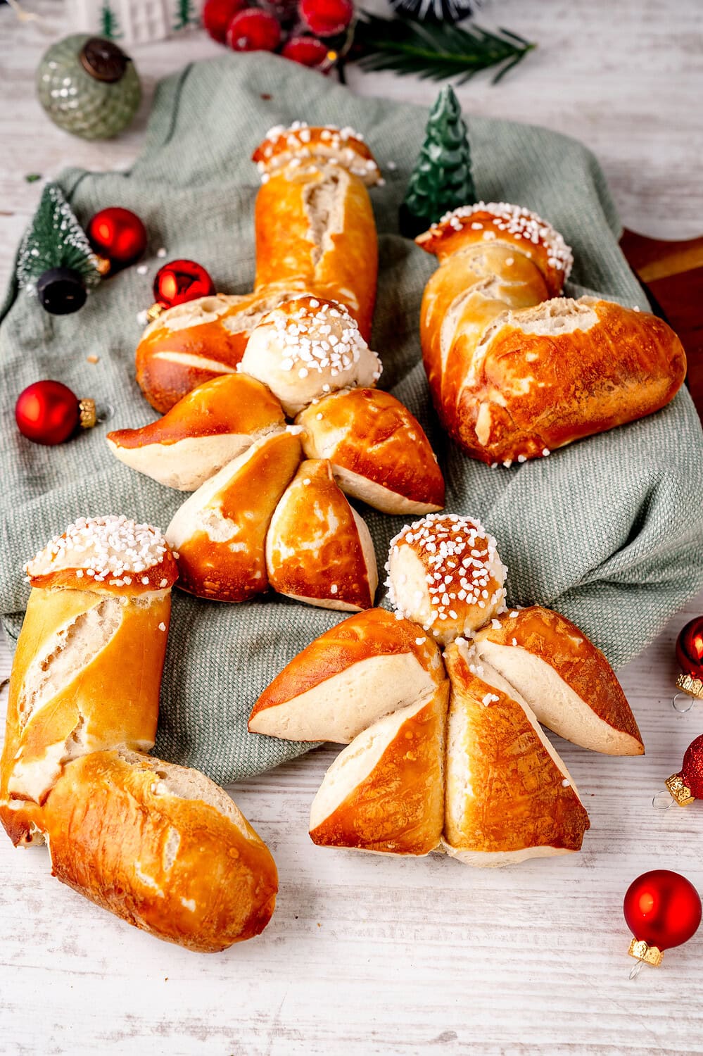 Laugengebäck zum Adventsfrühstück in Form von Nikolausstiefel und Engel