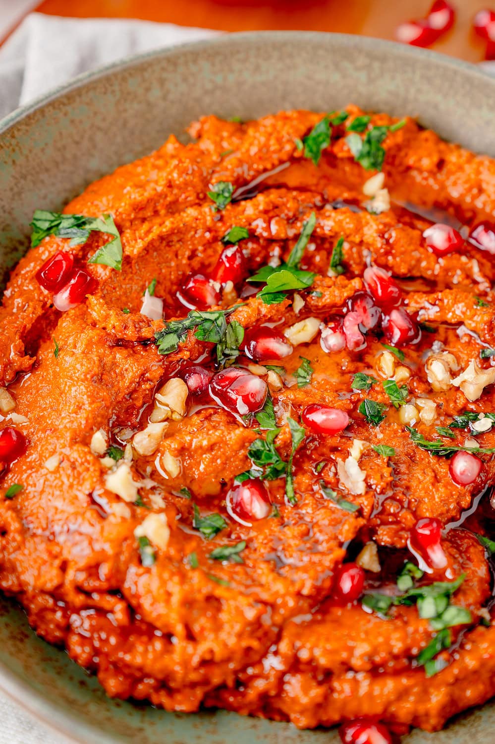 Nahaufnahme Muhammara in einer Schüssel mit Olivenöl