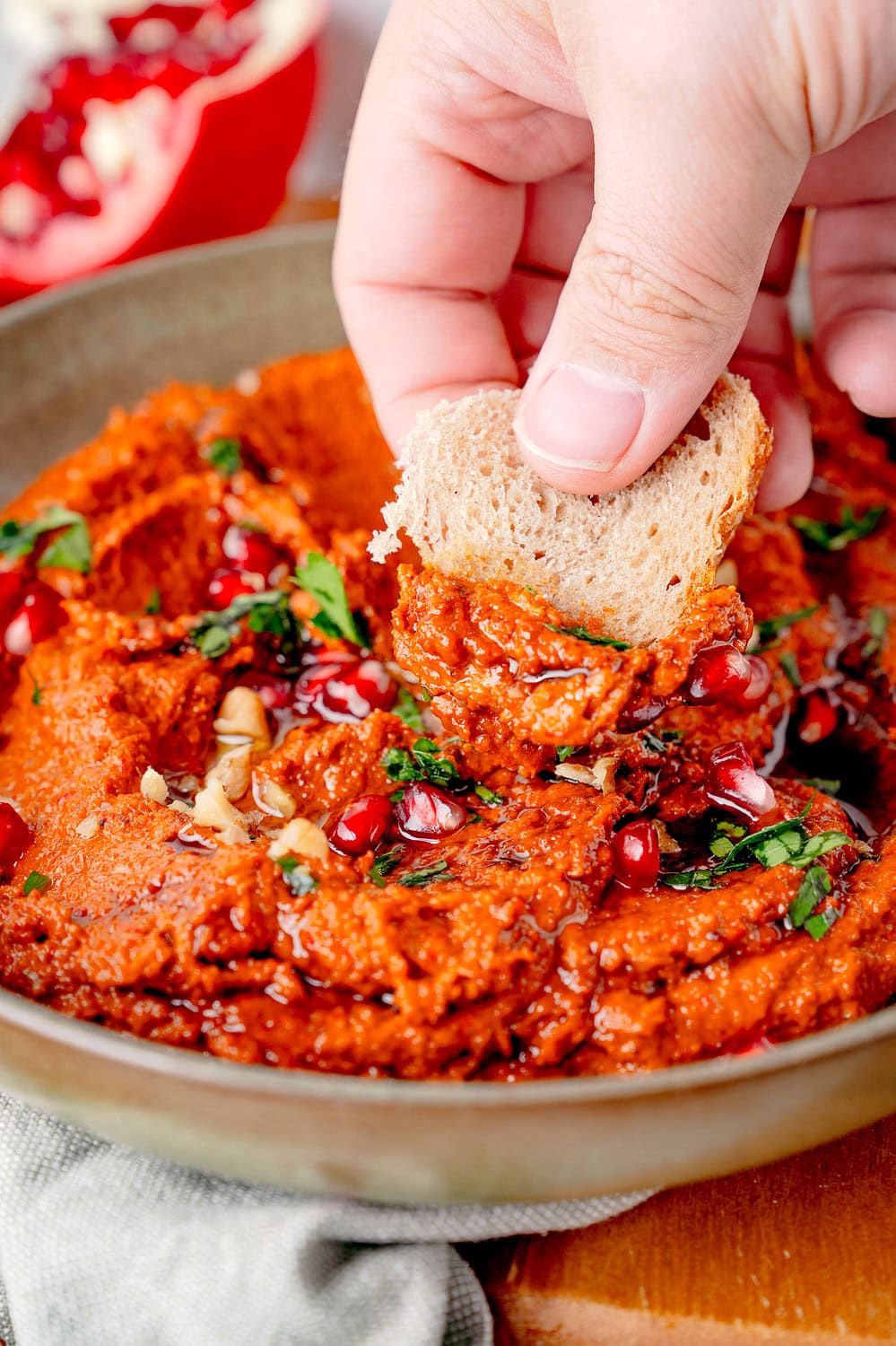 Brot mit Muhammara und Hand