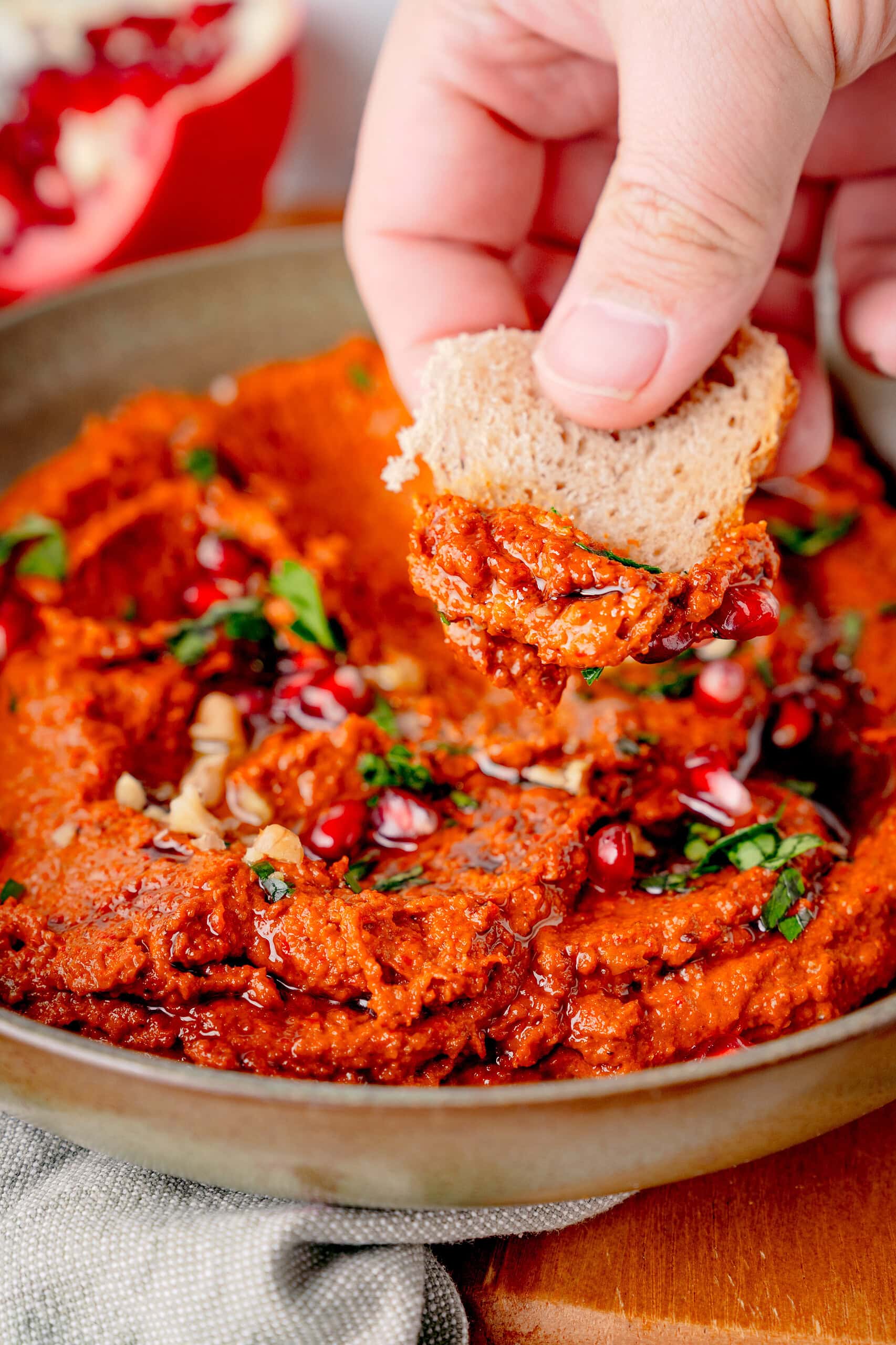 Brot mit Muhammara Dipp