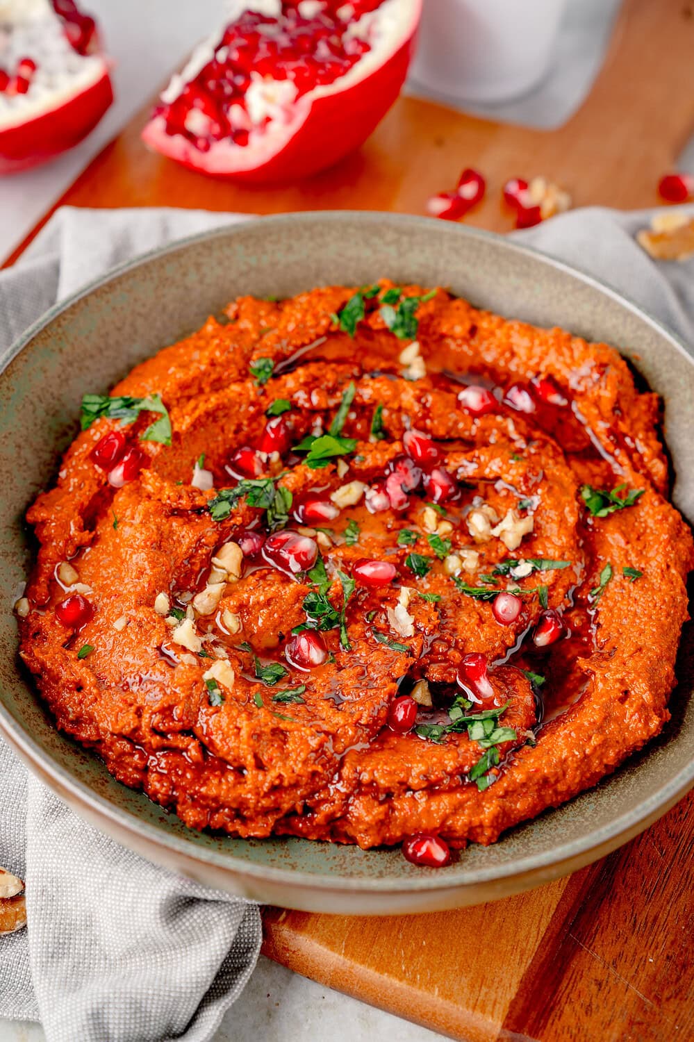 Muhammara auf einem Teller angerichtet