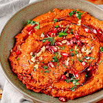 Muhammara angerichtet auf einem Teller