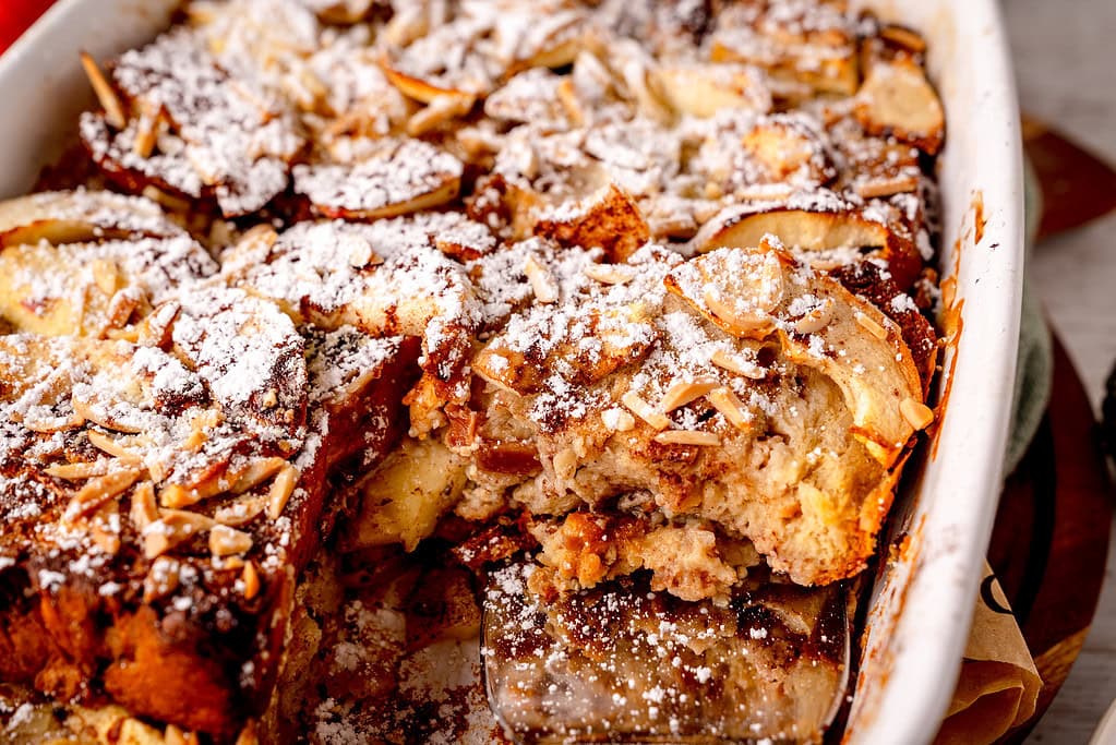 Kuchen mit Apfel, Zimt und Nüssen im Backofen gebacken, lecker und frisch.