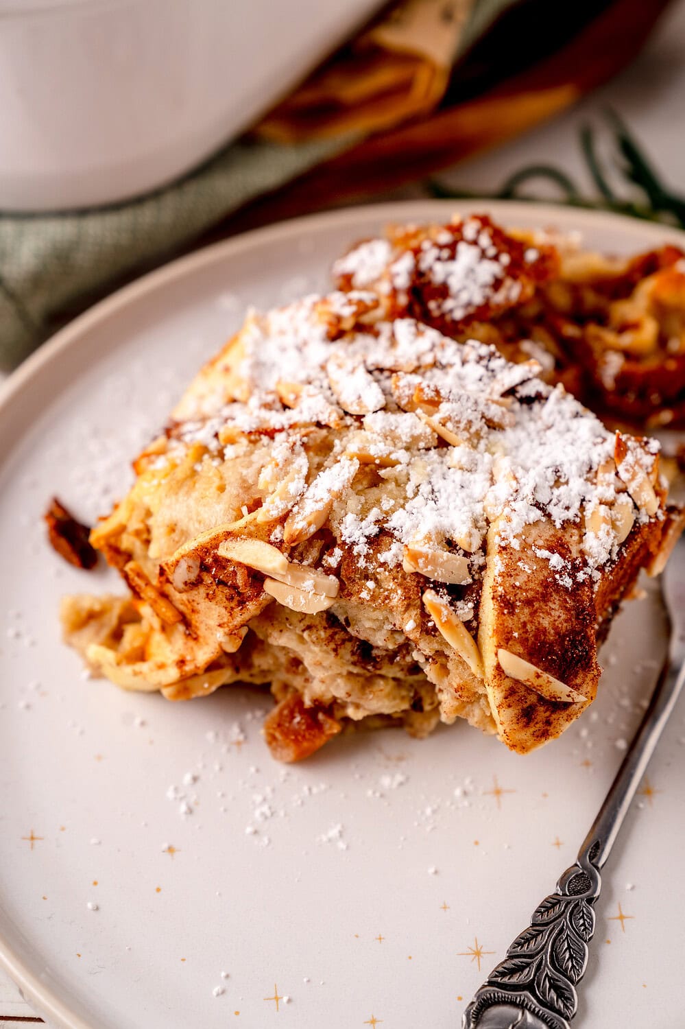 Scheiterhaufen Ofenschlupfer auf dem Teller Mandeln Puderzucker
