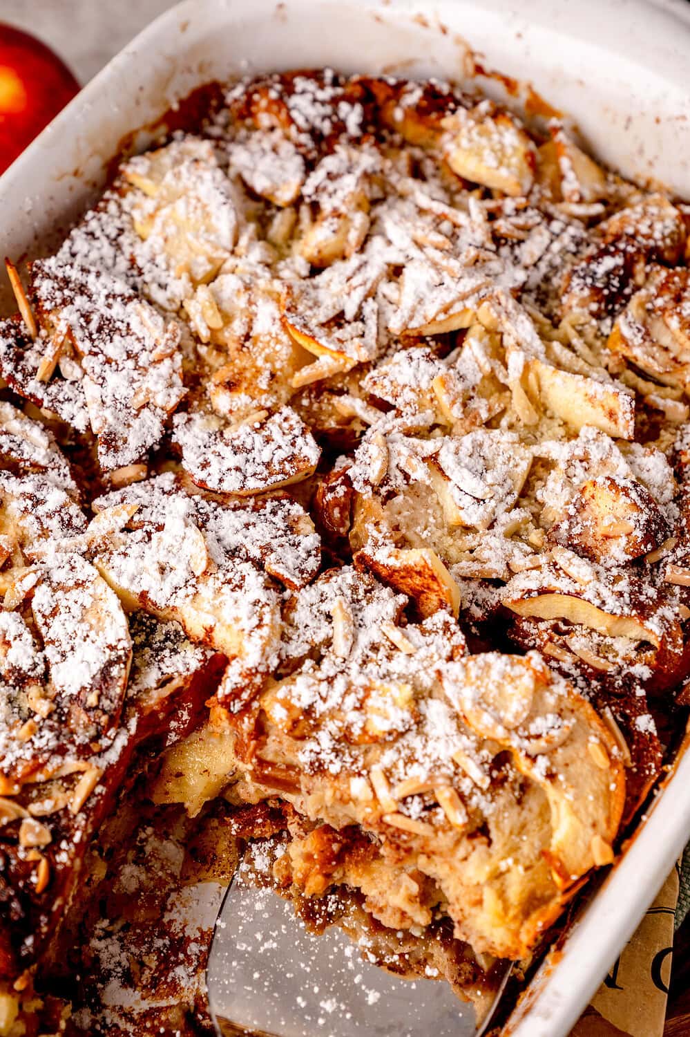 Scheiterhaufen Ofenschlupfer in Auflaufform mit Mandeln und Puderzucker