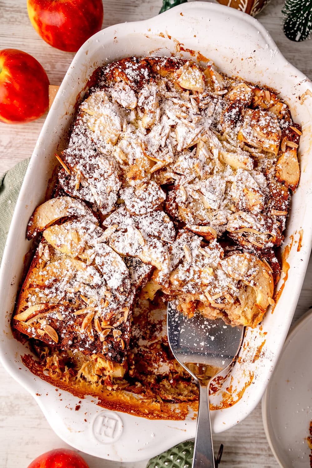 Scheiterhaufen Ofenschlupfer Auflaufform mit Puderzucker