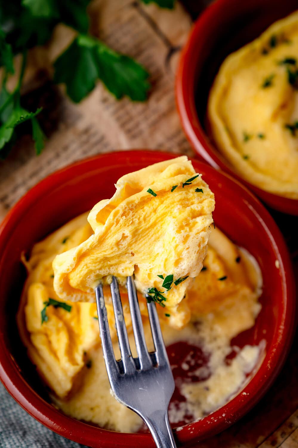 Luftiges Omelett in Terrakottaschale.