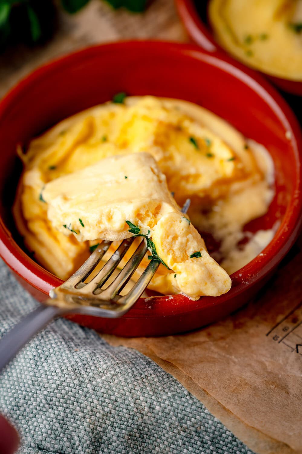 Omelett mit Käse in roter Schale, cremig und lecker - einfaches Rezept.