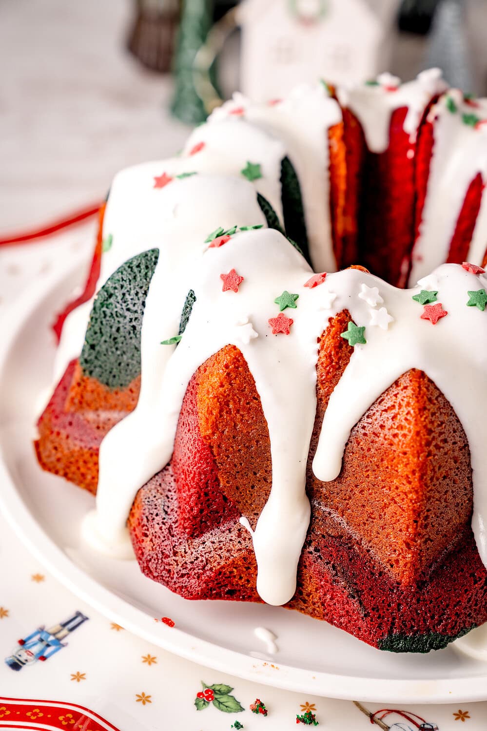 Weihnachtlicher Marmorkuchen mit weißem Zuckerguss 