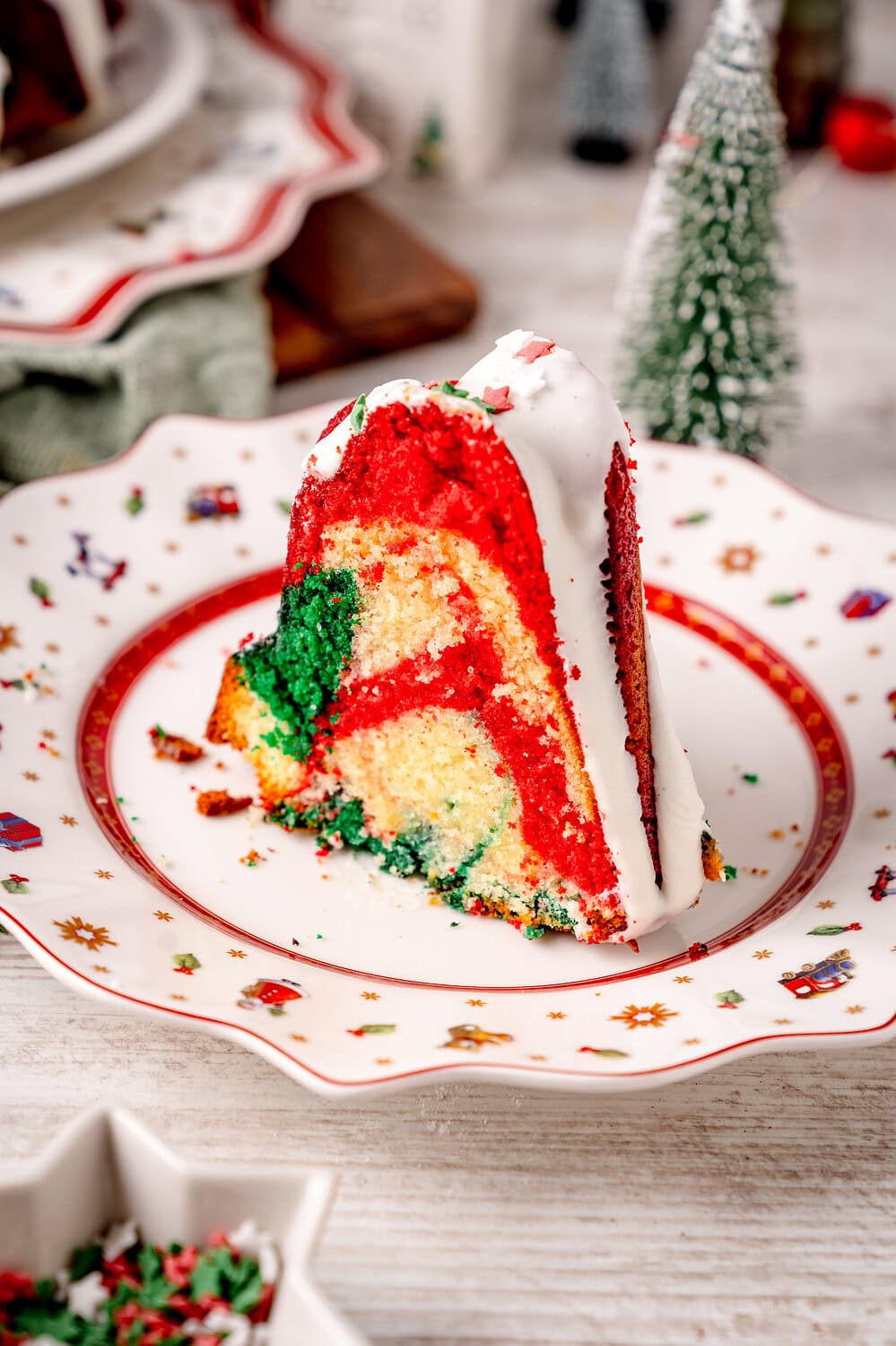 Weihnachtlicher Gugelhupf in den Farben rot und grün angeschnitten