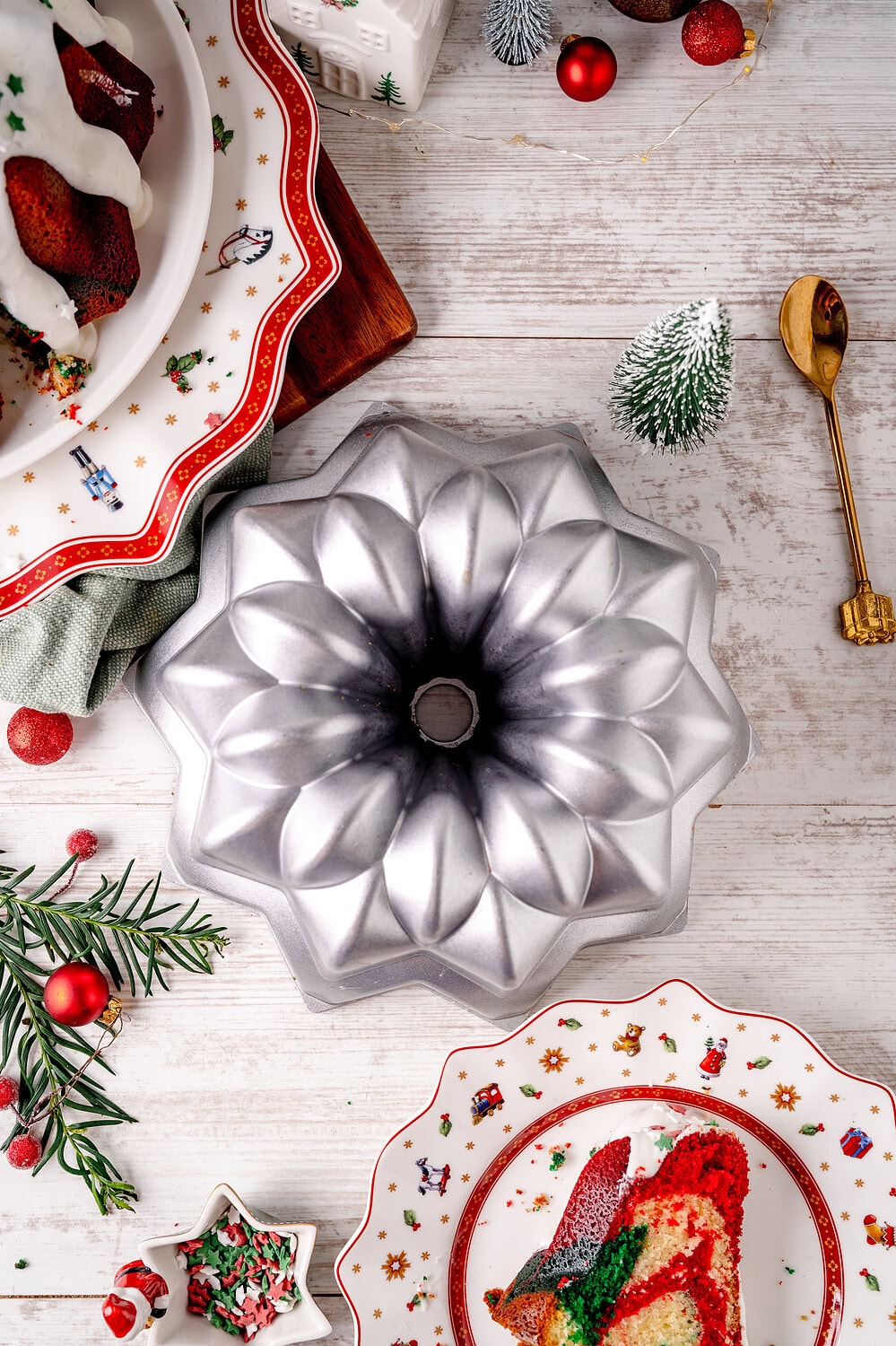 Vintage Star Bundt Pan von Nordic ware vor weihnachtlichem Marmorkuchen