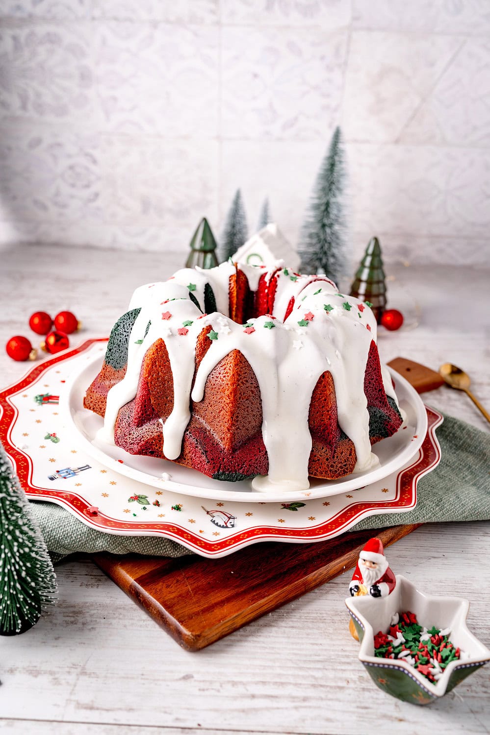 Weihnachtlicher Marmorkuchen mit weißem Zuckerguss in rot und weiß