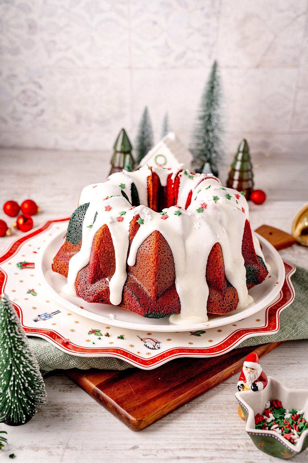Weihnachtlicher Marmorkuchen Gugelhupf in den Farben rot und grün mit weihnachtlicher Dekoration