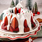 Weihnachtlicher Marmorkuchen in rot und grün mit weißem Zuckerguss