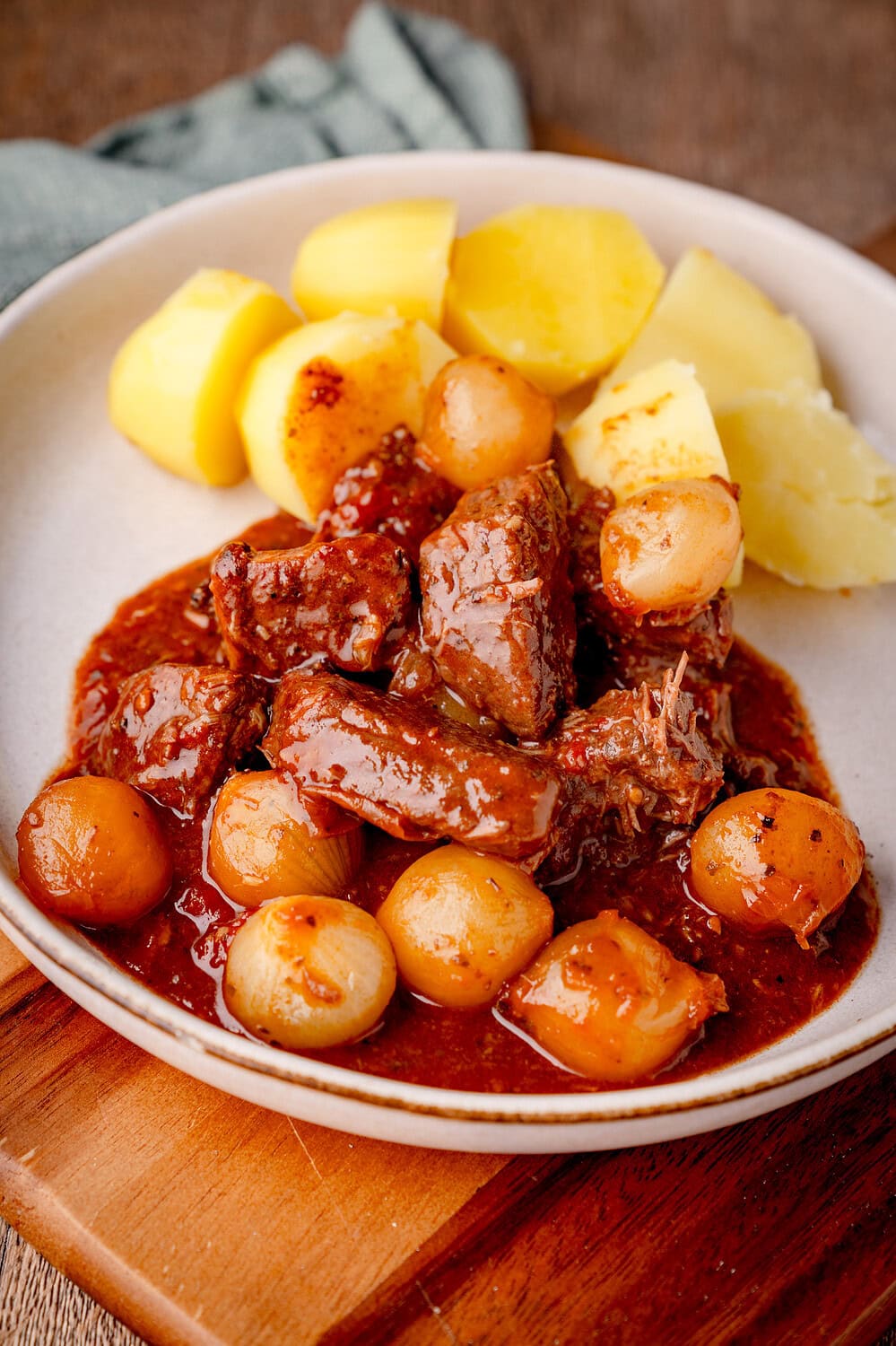 Knusprige Kartoffeln und Eintopf mit Rindfleisch.