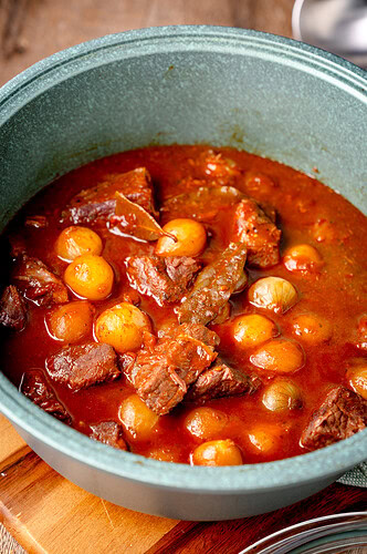Stifado mit Perlzwiebeln aus dem Ofen