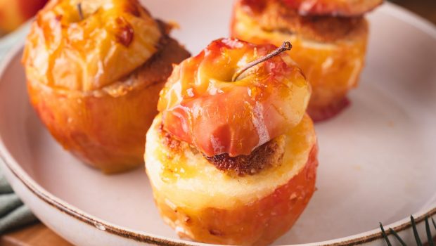 Gefüllte Bratäpfel aus dem Airfryer, herbstliche Süßspeise mit Zimt und Marzipan.