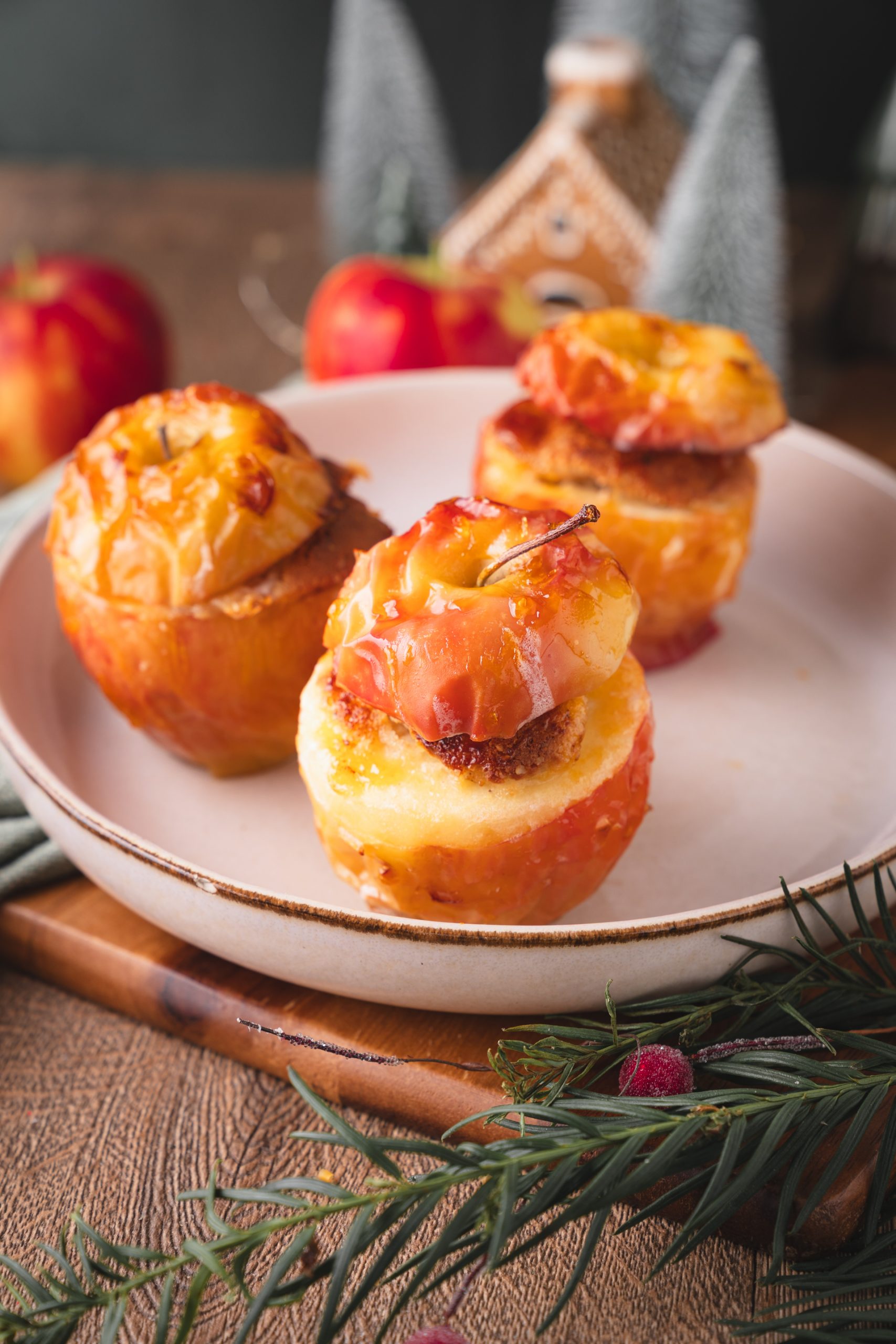 Gefüllte Bratäpfel aus dem Airfryer, herbstliche Süßspeise mit Zimt und Marzipan.