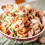 Christmas Crunch in weihnachtlicher Schüssel, Brezel, Cornflakes, Haferflecks, Schokolinsen, Nüsse