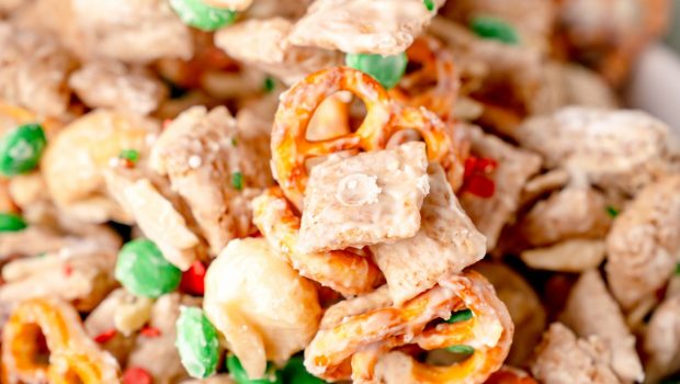 Christmas Crunch in einer Weihnachtsschüssel, Rentierfutter, Cornflakes, Schokolieren, Brezel, Nüsse