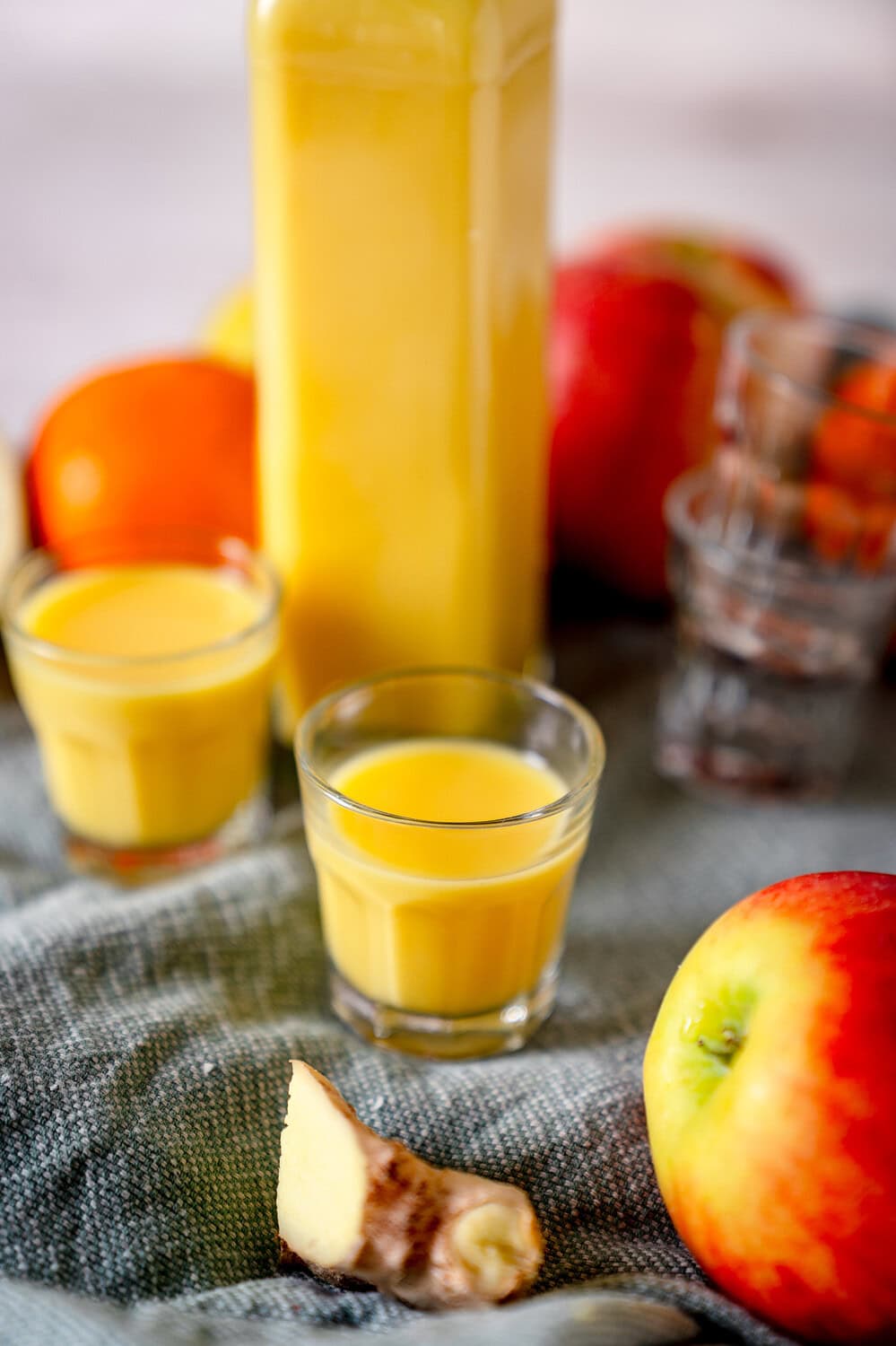 Selbstgemachte Shot mit Ingwer für die Erkältungszeit