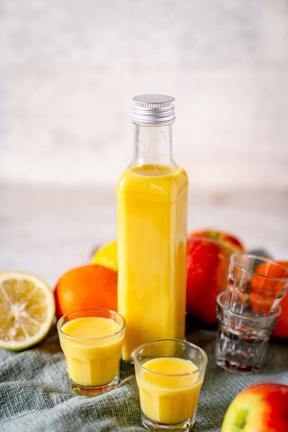 Saftige Zitronen-Infused Getränke und Fruchtkreation.