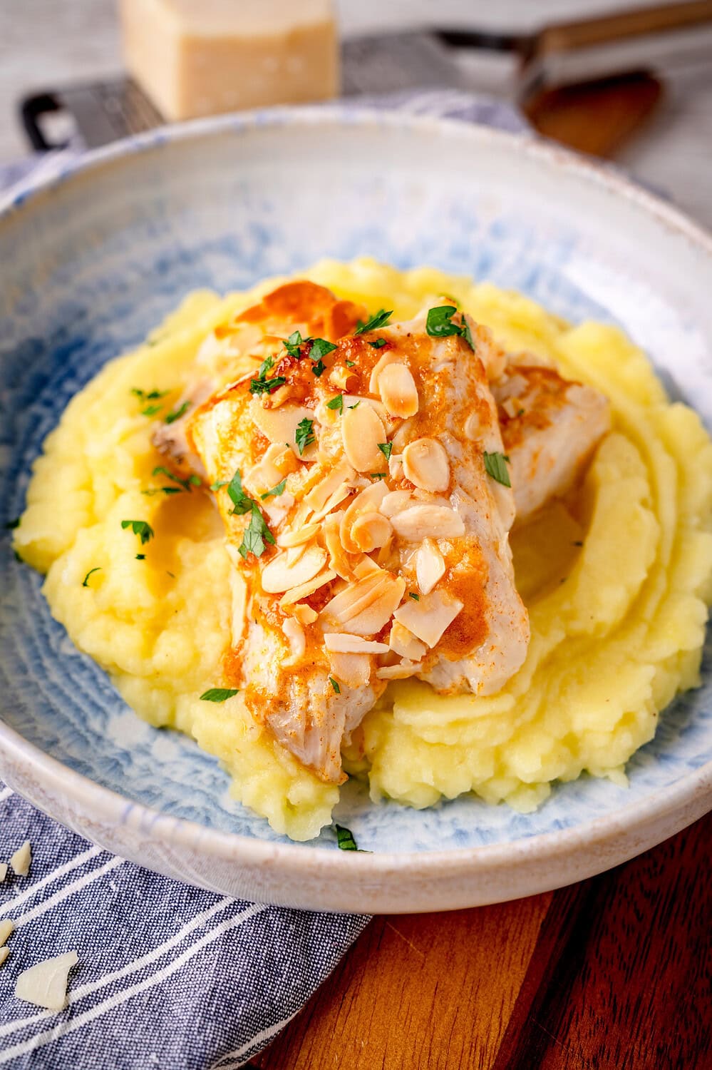 Fischfilet auf cremigem Kartoffelpüree mit Mandeln und frischer Petersilie.