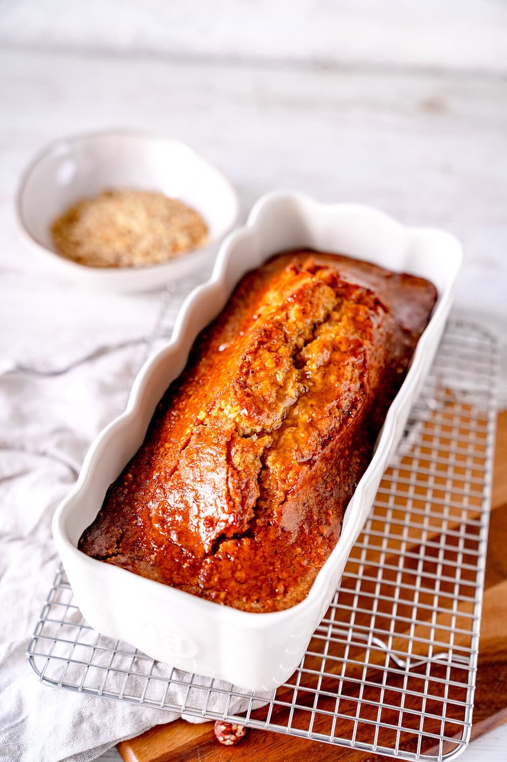 Saftiger Nusskuchen in weißer Kastenform mit Aprikosenglasur