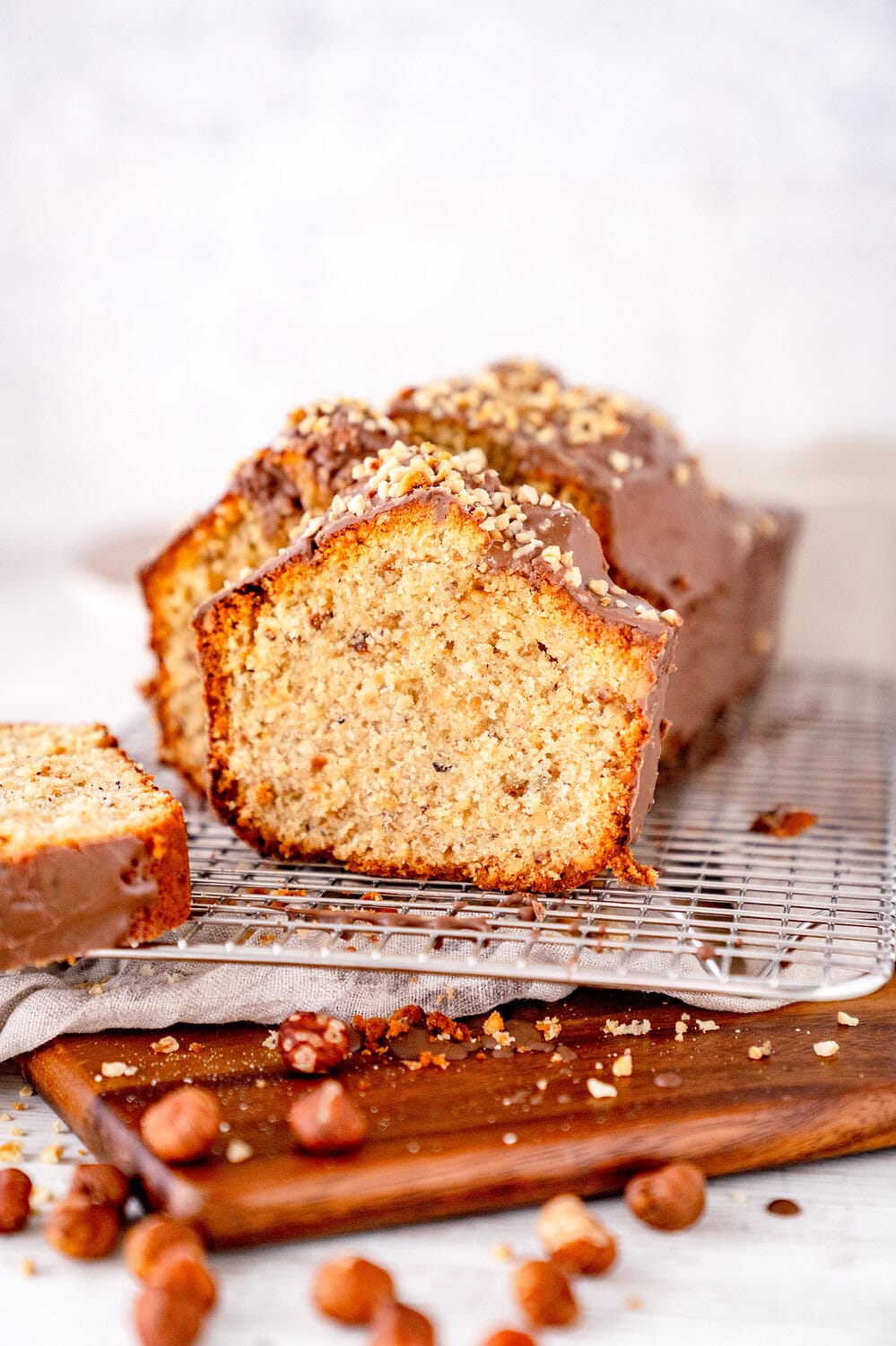 Nusskuchen, Nüsse, saftig, backen, Schokoladenglasur, angeschnitten, hausgemacht, frische Zutaten.