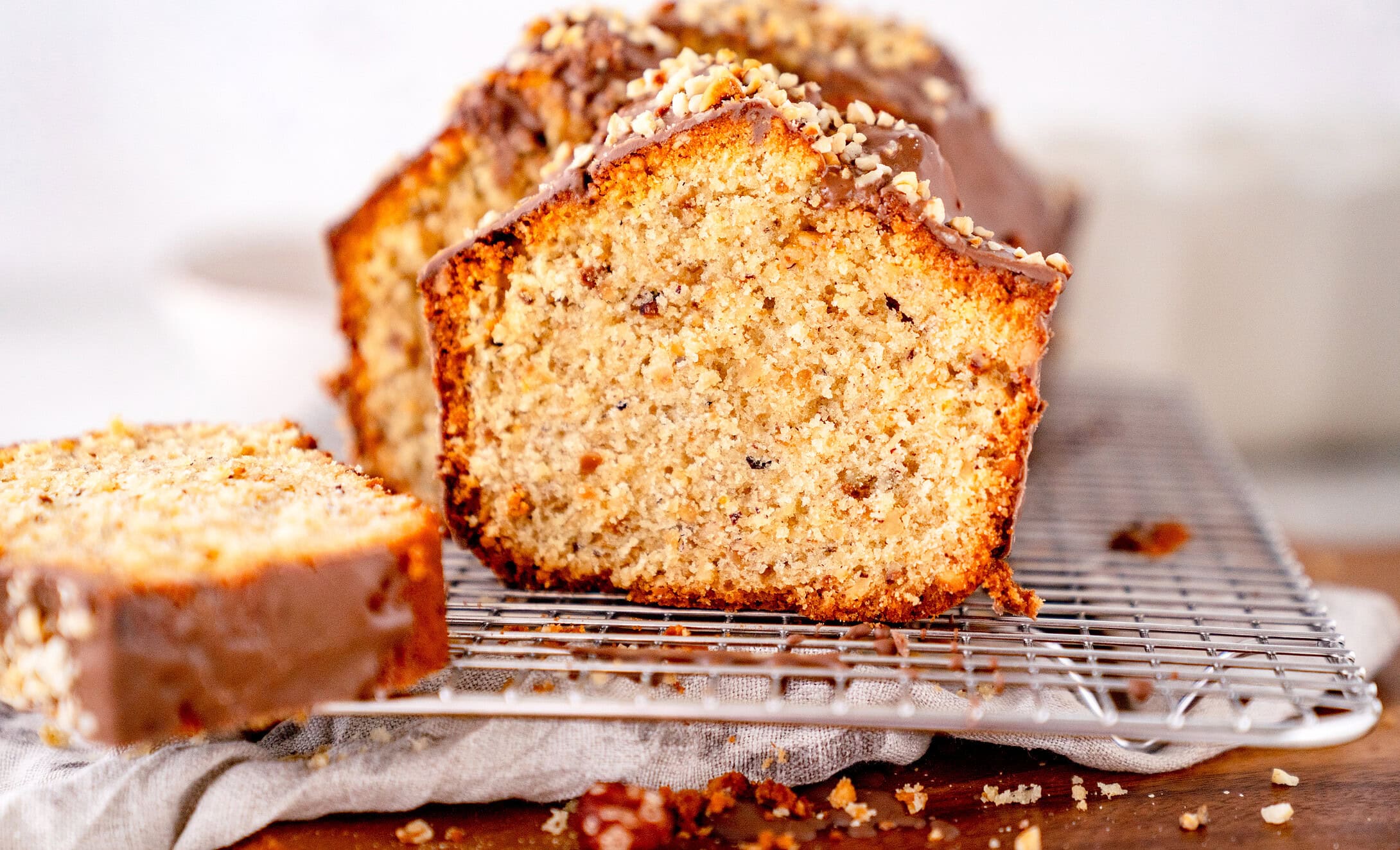 Saftiger Nusskuchen nach Mama mit Schokolade und Nüssen, saftig, lecker, perfekt zum Kaffee