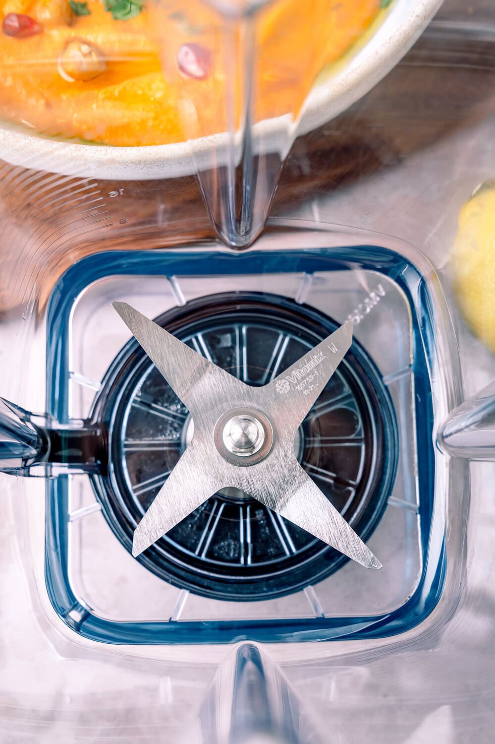 Hochwertiger Mixer zum Zerkleinern und Mixen von Zutaten, ideal für verschiedene Rezepte.