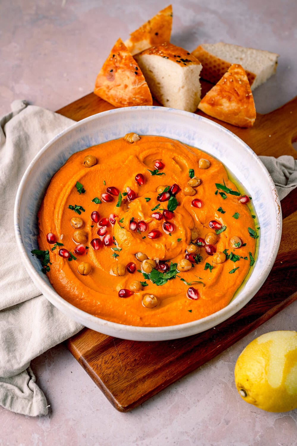 Gerösteter Paprikahummus mit Kichererbsen und Granatapfelkernen