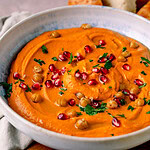 Leckeres Rezept: gerösteter Paprika Hummus mit Granatapfel, ideal zum Dippen oder als Beilage.