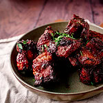 Saftige Pork Belly Burnt Ends aus der Heißluftfritteuse in dunkler BBQ-Sauce