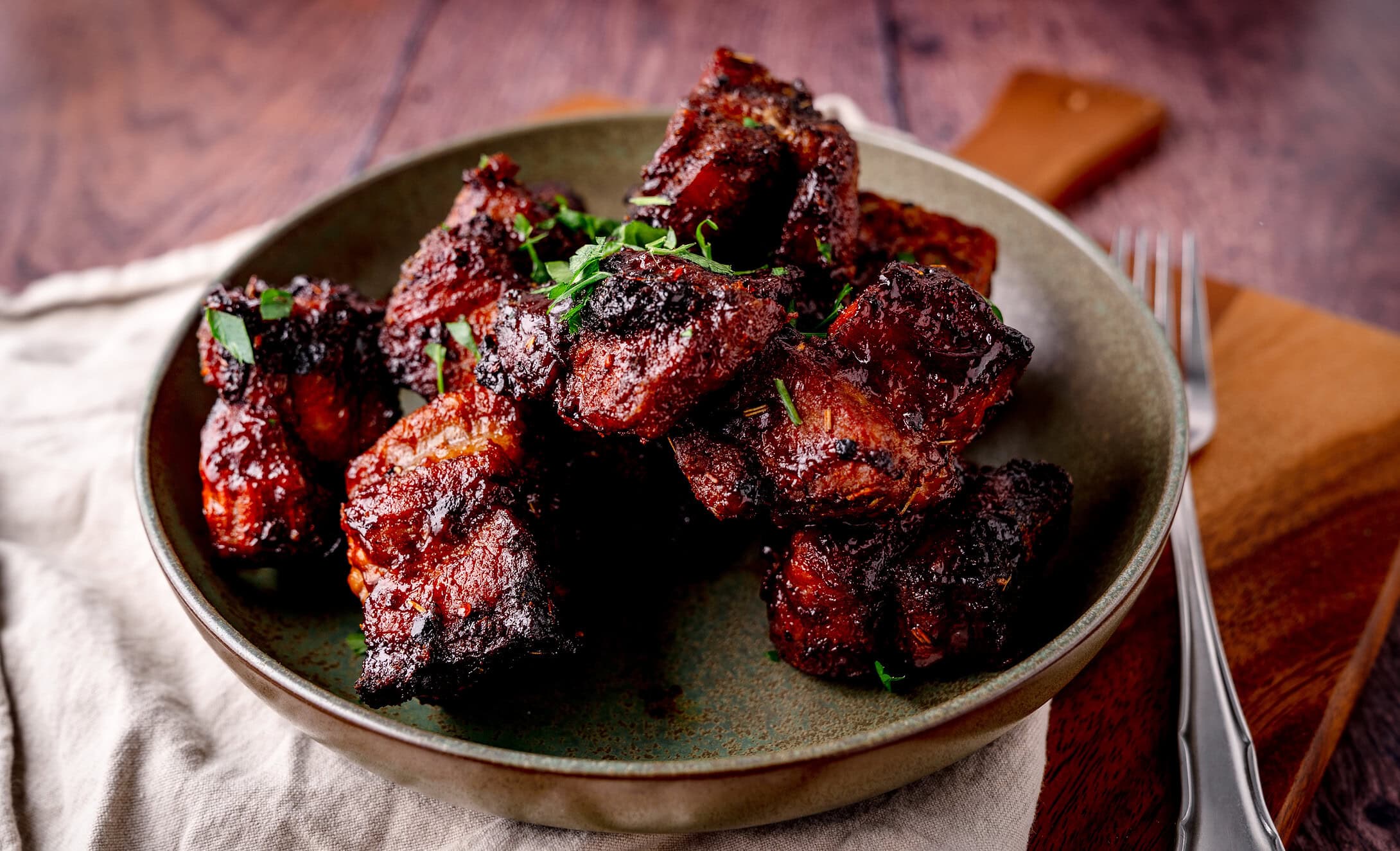 Saftige Pork Belly Burnt Ends aus der Heißluftfritteuse in dunkler BBQ-Sauce
