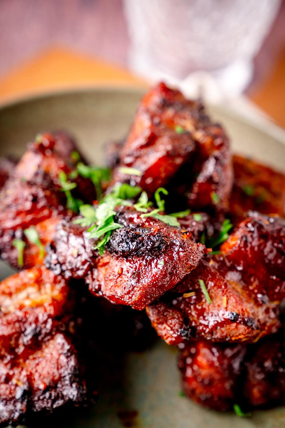 Leckere, saftige Pork Belly Burnt Ends mit Glaze, perfekt für BBQ und Dinner.