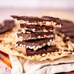 Nahaufnahme von Schokoladen Puffreis aus der Heißluftfritteuse, auf Holzbrett, weißem Tuch.