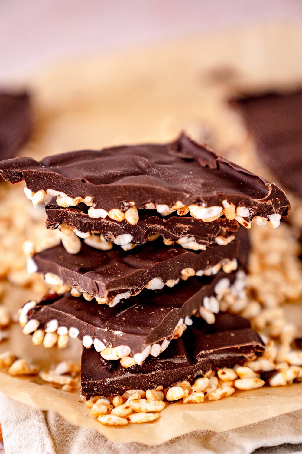 High quality dark chocolate with puffed rice, perfect as a snack or dessert.