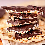 Leckere dunkle Puffreisschokolade, verlockend und knusprig.