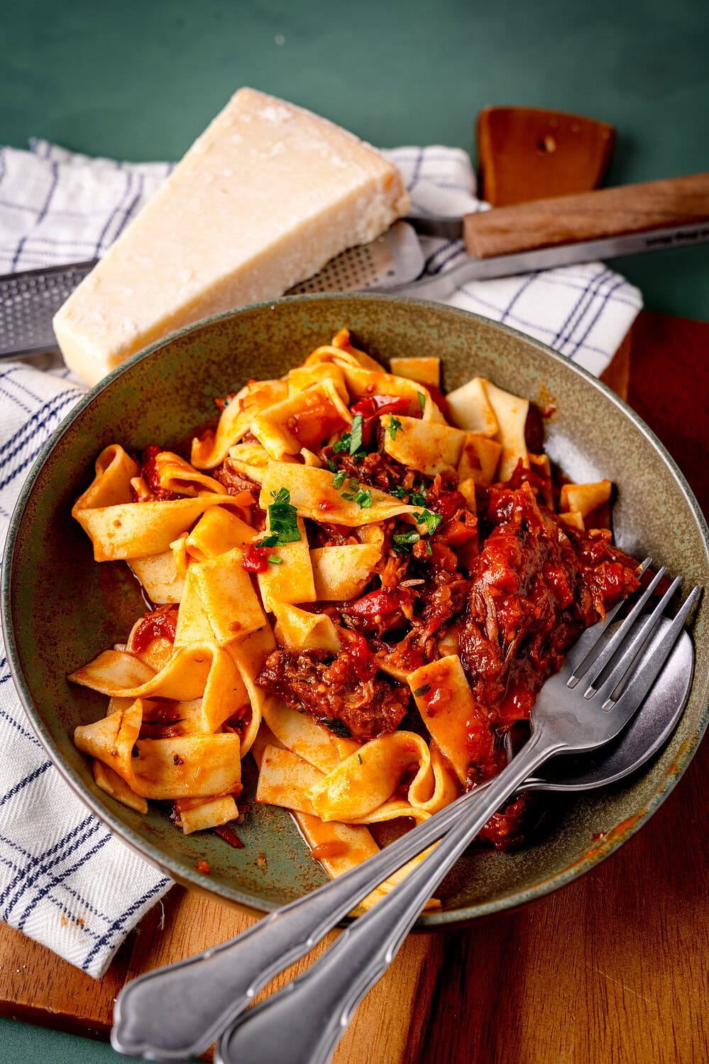 Leckere Pasta mit würziger Bolognese, frischer Kräuter und Parmesan.