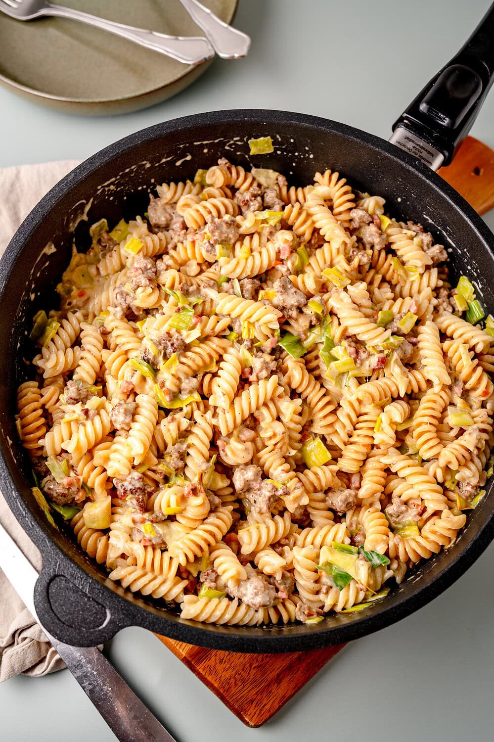 Hack-Lauch-Pfanne mit Nudeln ohne Fix in einer Pfanne serviert von oben drauf geschaut.