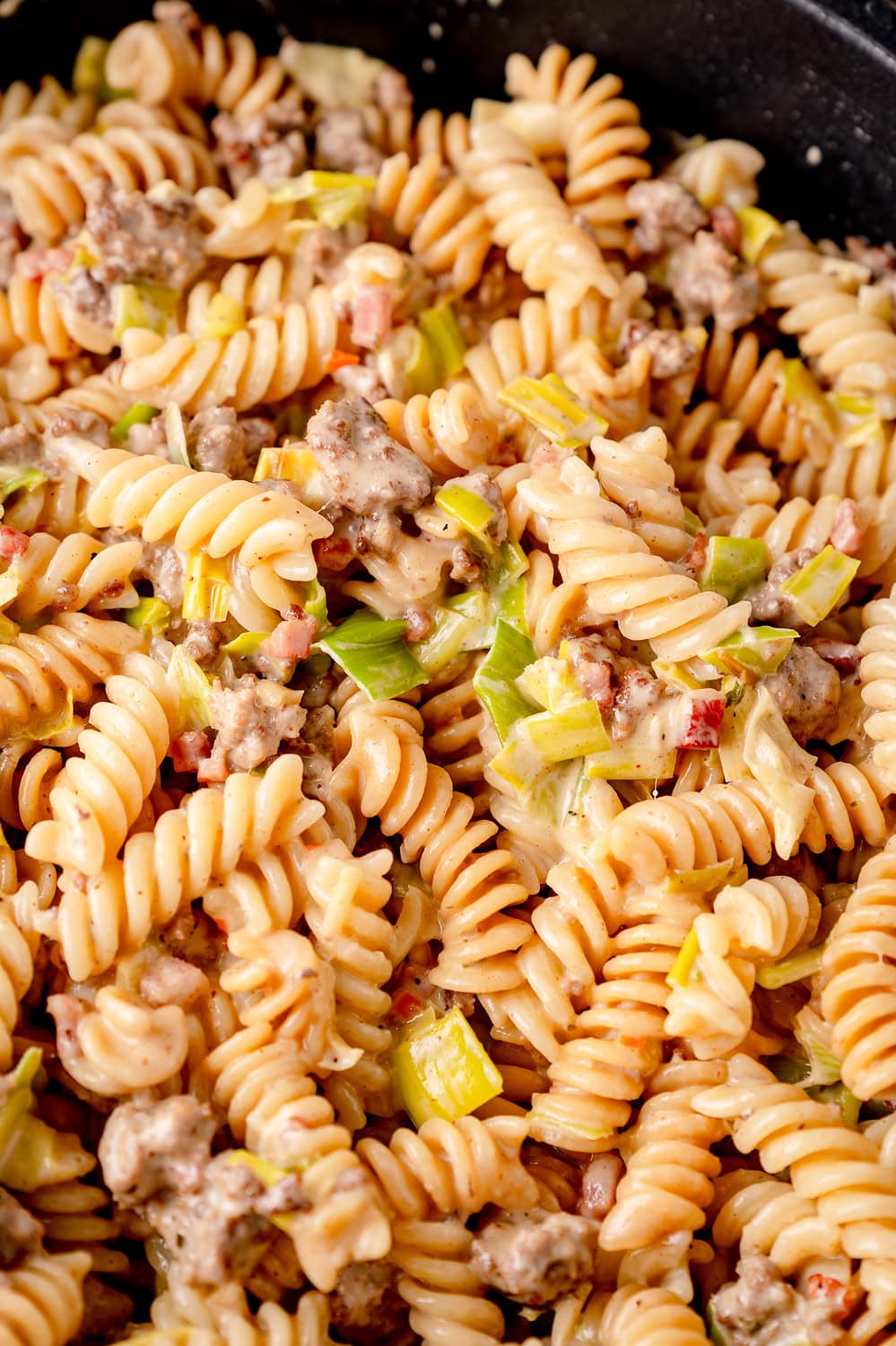 Hack-Lauch-Pfanne ohne Fix mit Nudeln in einer Pfanne serviert