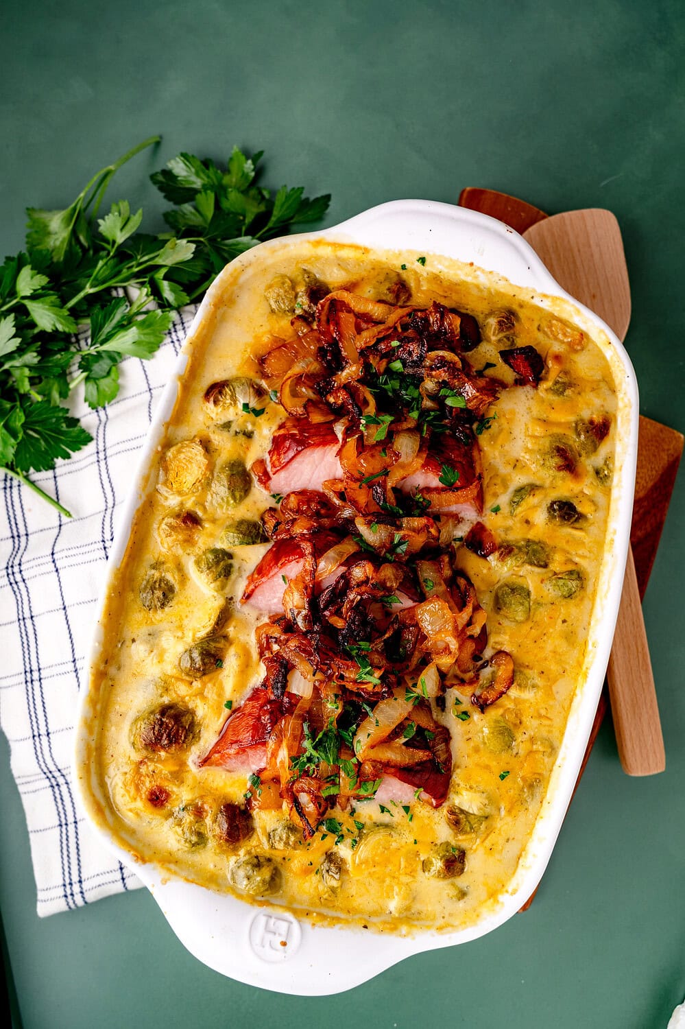 Leckeres Auflauffoto mit Braten, Zwiebeln und Gemüse.