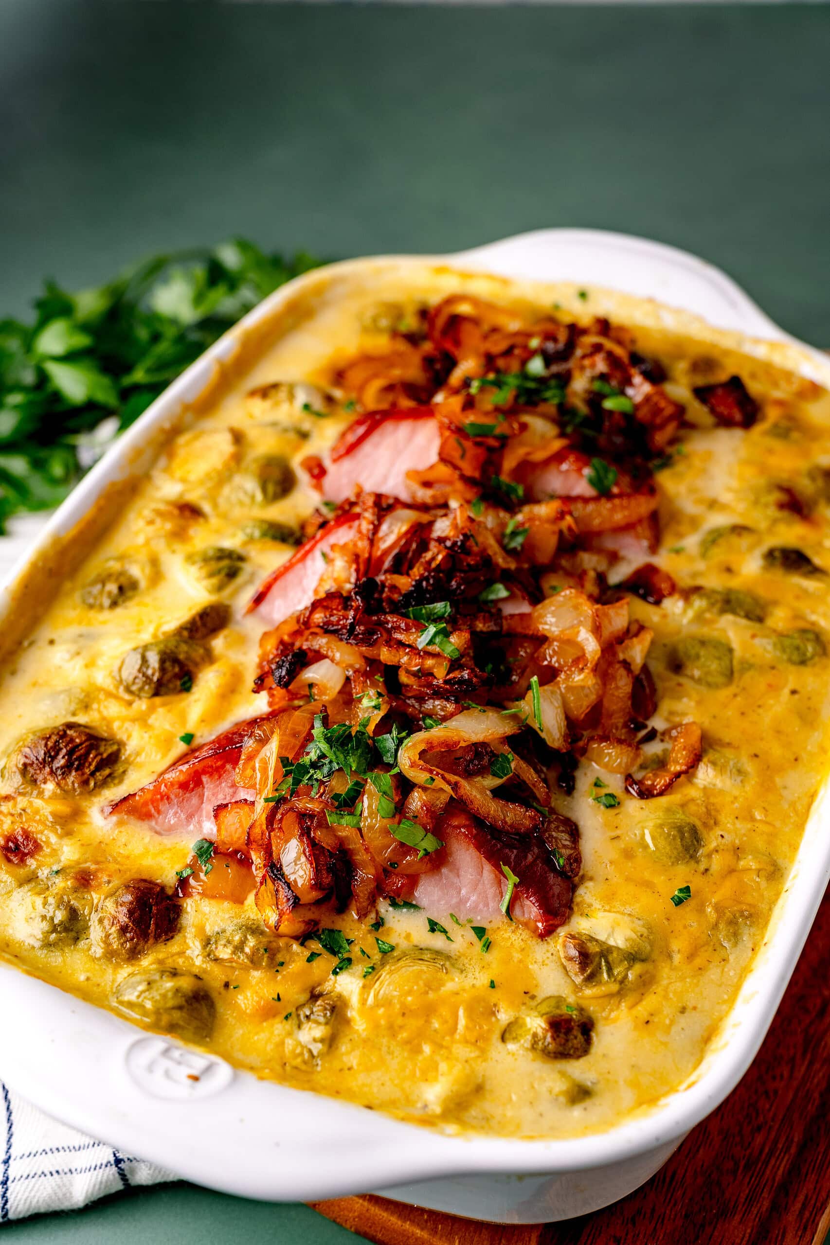 Kasseler nach Landfrauenart mit Rosenkohl und Schmorzwiebeln im Ofen in einer Auflaufform überbacken