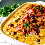 Kasseler nach Landfrauenart mit Rosenkohl und Schmorzwiebeln im Ofen in einer Auflaufform überbacken