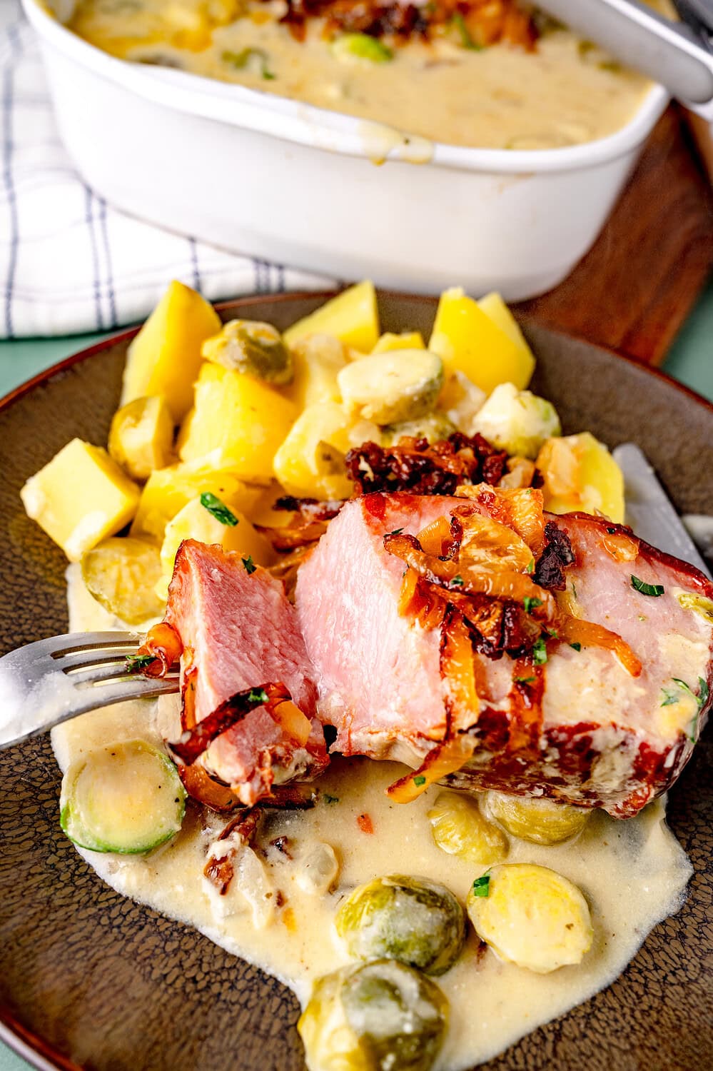 Leckeres Schweinefilet mit Zucchini, Kartoffeln und cremiger Sauce.