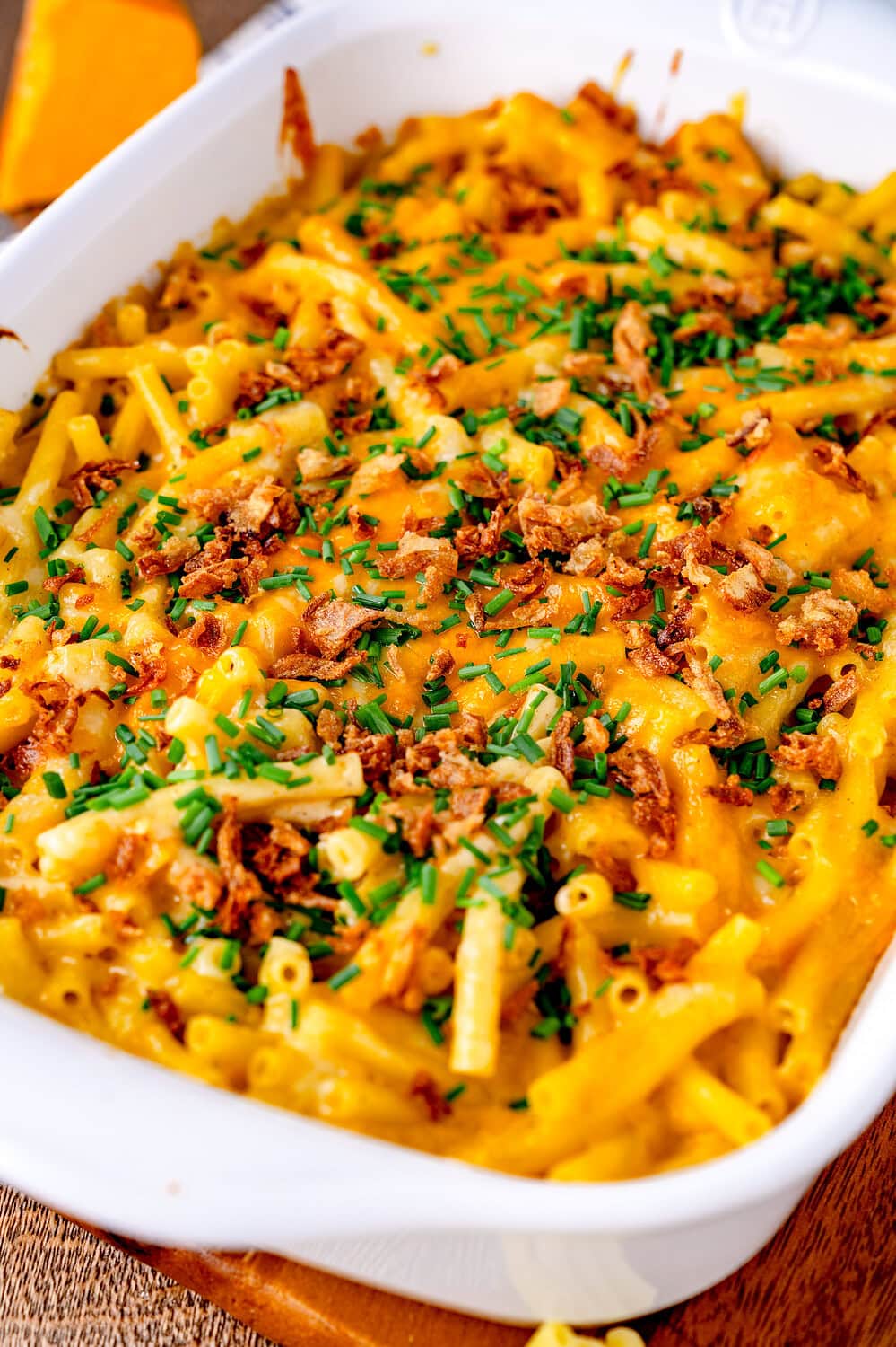 Auflaufform voll mit Mac and Cheese, frisch aus dem Ofen